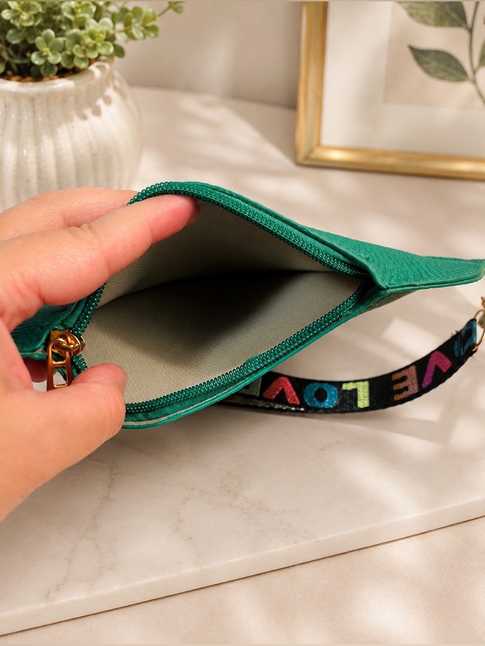 🆕 Green Pebbled Faux Leather Heart Shaped Pouch Wristlet - Picture 3 of 3